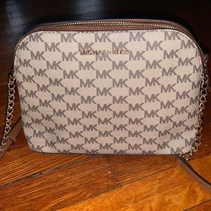 MICHAEL KORS SIGNATURE PURSE😍🤎